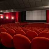 ... e le attuali poltroncine in tessuto rosso sostituirono quelle in legno
